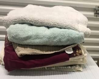 FTH139 - Fine Tablecloth & Blankets & Towels Mystery Lot