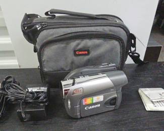 FTH311-CANON DC-330 DVD Camcorder, Accessories and Bag