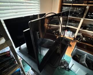 Flat screen TVs/VCR/DVD Player/Antenna