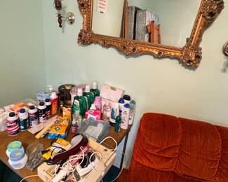 bathroom items/mirrors