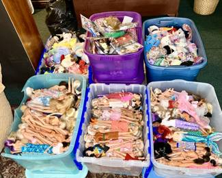 Many totes with Barbie dolls