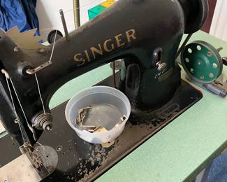 Singer sewing machine / table 
