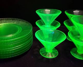 Uranium Glassware 8 Plates 7 Dessert Cups