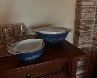 PYREX NESTING BOWLS SET OF 4 COLONIAL MIST GLASS