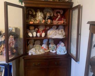 International dolls and more
Beautiful Curio Cabinet