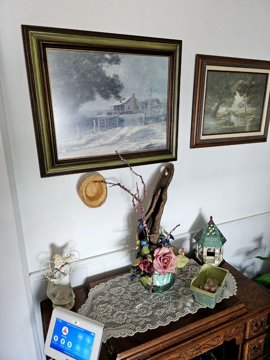 WINDBERG ART,
BEAUTIFUL ANTIQUE SEWING TABLE.