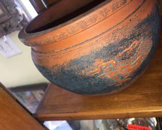 RARE ANTIQUE CHINESE DRAGON POTTERY POT WITH DRAGONS WITH 3 CLAWS. MEDIUM SIZE WITH NOT DAMAGE.