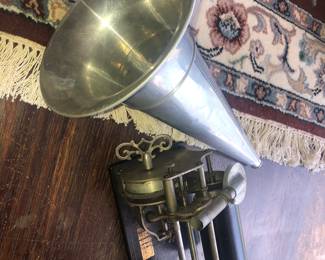 COLUMBIA VERY RARE CYCLINDER DISK PHONOGRAPH CIRCA 1898 WITH WITCH TIN HORN. WORKS WELL WITH MUSIC AFTER WINDING. 