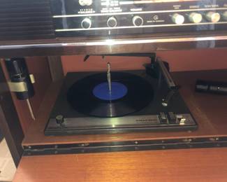 CLOSE UP OF TURNTABLE, RARE PUSH BUTTON GRUDIG STEREO COUNSEL STEREO 5 BANDS WITH TURN TABLE ALL ORIGINAL WITH GLOSSY FINISH.  OUTSTANDING SOUND PERFORMANCE. 