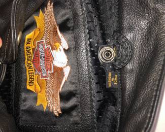 CLOSE UP VIEW OF HARLEY JACKET INSIGNA HARLEY DAVIDSON HEAVY LEATHER ROAD WARRIOR JACKET MEASURING XXL, WITH QUILTED JACKET VEST AND LEATHER HARLEY LEATHER PANTS.  ALL IN EXCELLENT CONDITION.