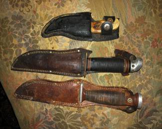 VINTAGE MID-CENTURY HUNTING KNIFES, MARBLES, SCHRADE & WESTPOINT KNIFES IN THERE ORIGINAL LEATHER SHEATHS;