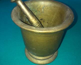 ANTIQUE HEAVY WEIGHT LARGER BRASS PHARMACY MORTAL & PESTLE TO CRUSH VARIOUS INGREDIENTS FOR PREPARING AN EXTEMPORANEOUS PRESCRIPTION. 