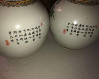 REAR CHINESE LETTERING OF RARE CHINESE ANTIQUE PORCELAIN PAIR OF QIANLONG CERAMIC URNS PORCELAIN POTTERY WITH CHINESE LETTERING ON REVERSE.  EXCELLENT COLORS WITH PEAKCOCKS AND FLORAL DECORATIONS.   NO DAMAGE. 