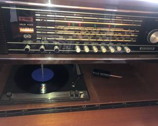 RARE PUSH BUTTON GRUDIG STEREO COUNSEL STEREO 5 BANDS WITH TURN TABLE ALL ORIGINAL WITH GLOSSY FINISH.  OUTSTANDING SOUND PERFORMANCE. 