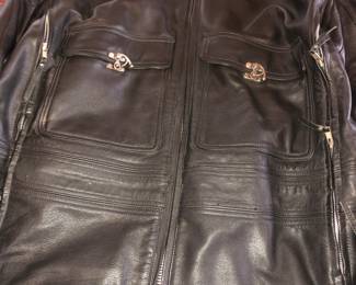 CLOSE UP VIEW OFHARLEY DAVIDSON HEAVY LEATHER ROAD WARRIOR JACKET MEASURING XXL, WITH QUILTED JACKET VEST AND LEATHER HARLEY LEATHER PANTS.  ALL IN EXCELLENT CONDITION. 