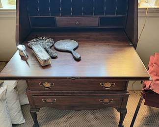 And that secretary has some STYLE!