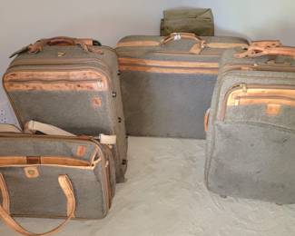 Well-traveled luggage set 