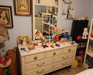 Dresser that is part of 4 piece bedroom set.