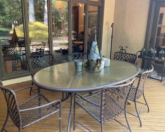 Extra nice patio table and 6 chairs