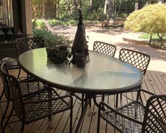 Be sure to check out the lovely backyard . . . patio table and 6 chairs.