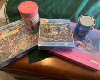 Big collection of puzzles, many still unopened and shrinkwrapped. 