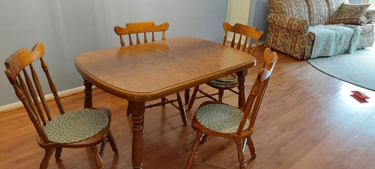 Dining room table and 4 chairs