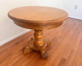 Round oak pedestal end table.