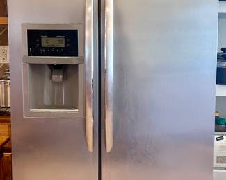 Fridge with water dispenser 