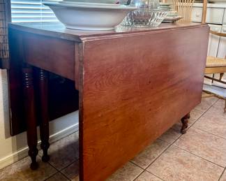 Vintage wood table with 2 foldable leafs