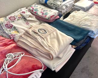 Towels , blankets , linens