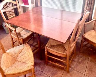 Foldable-leaf vintage wood table with 2 chairs 