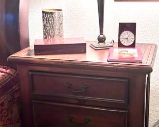Wood bedside table with 3-tier drawers 