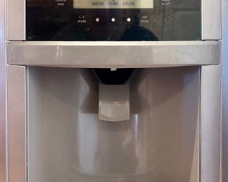 Water dispenser on fridge