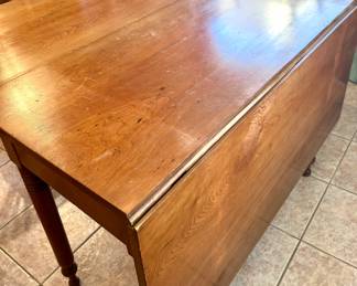 Foldable-leaf vintage wood table 