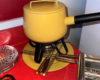 MCM Fondue pot with forks