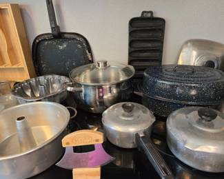 2 Magnolite Pots - Large Lid - Bundt Pans 