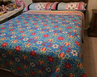 Midcentury Queen Size Bed has Dresser and Nightstand to Match - This is a cool King Size Bedspread