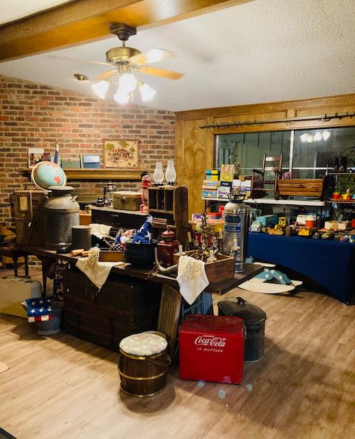 Wide Selection of Vintage Collectables/Antiques.