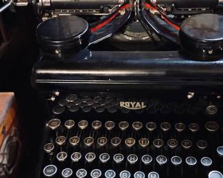 Vintage Antique Royal Typewriter.