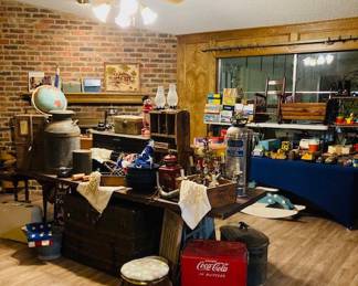 Wide Selection of Vintage Collectables/Antiques.