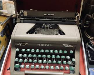 1951 Royal Quiet De Luxe Portable Typewriter w/ Original Case
