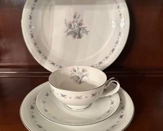 Seyie Teresa China service for 12 plus sides