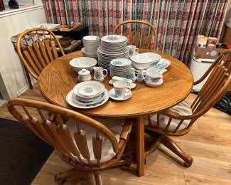 ROUND KITCHEN TABLE WITH FOUR CHAIRS