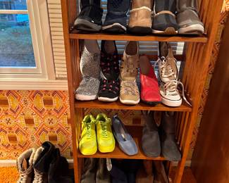 Like new women’s shoes and boots size 7