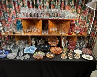 OVERVIEW  - TABLE WITH GLASSWARE