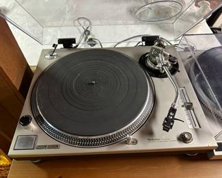Technics Quarts turntable SL-1200MK2 working 