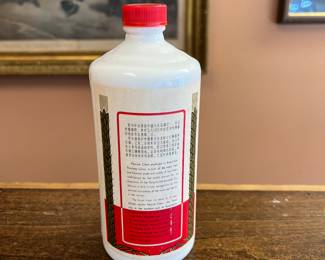 A souvenir of the Nixon / China trip in 1972. CHINESE KWEICHOW MOUTAI 贵州茅台酒 LIQUOR 500ml, 1972 Kweichow Mou-Tai Chiew unopened.
