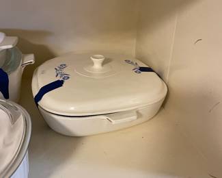 Unique Pyrex w/lid