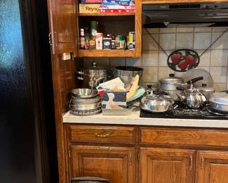Lots of kitchen items 