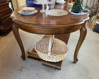 Dining table with 2 leaves (no chairs)